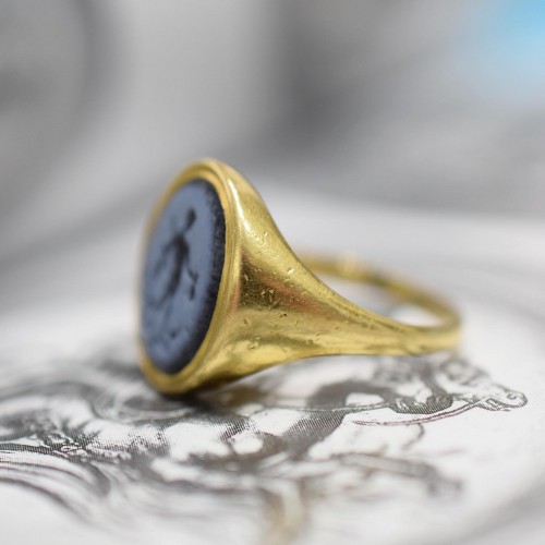 Antique Jewellery  - Gold ring set with an nicolo intaglio of the Roman God Mercury.