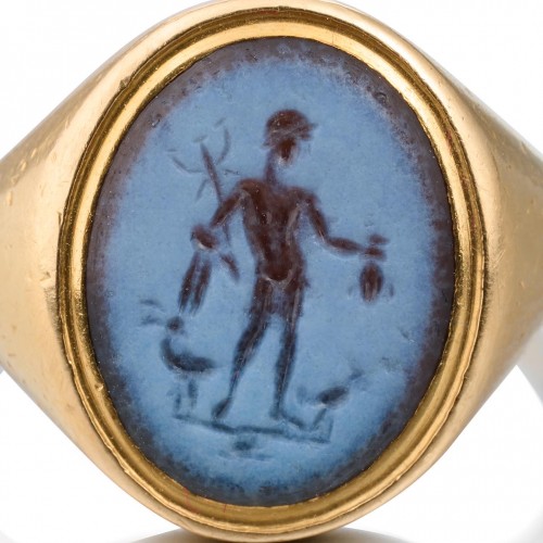 Gold ring set with an nicolo intaglio of the Roman God Mercury. - 