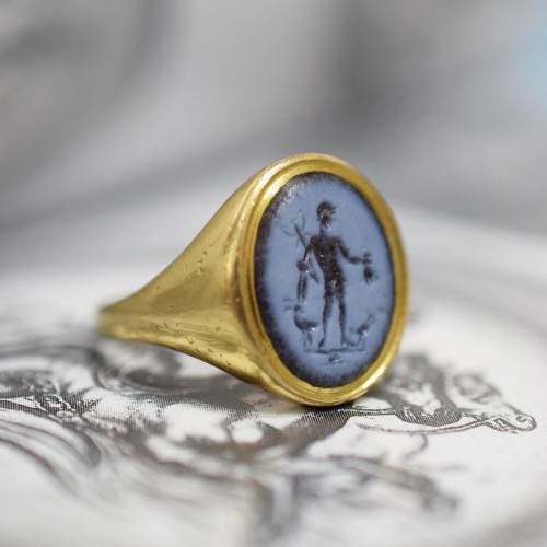 BC to 10th century - Gold ring set with an nicolo intaglio of the Roman God Mercury.