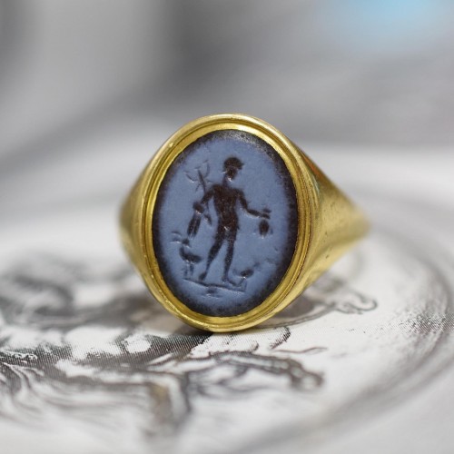 Gold ring set with an nicolo intaglio of the Roman God Mercury. - 