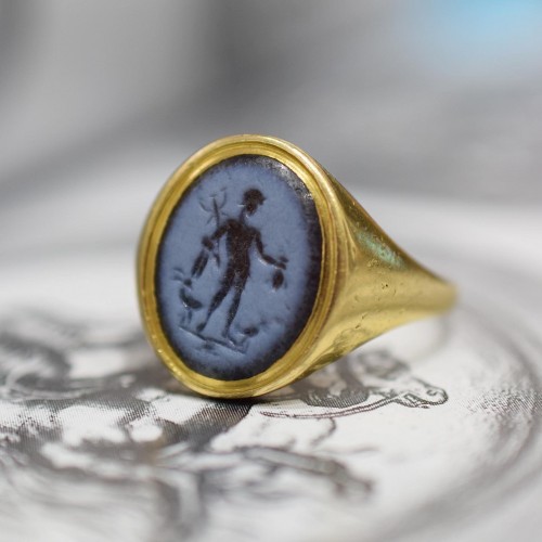  - Gold ring set with an nicolo intaglio of the Roman God Mercury.