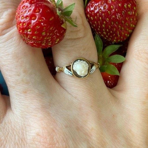 Antique Jewellery  - Gold &amp; enamel ring with a Renaissance cameo of Cupid, England 17th century