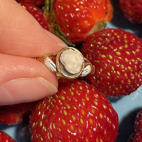 17th century - Gold &amp; enamel ring with a Renaissance cameo of Cupid, England 17th century