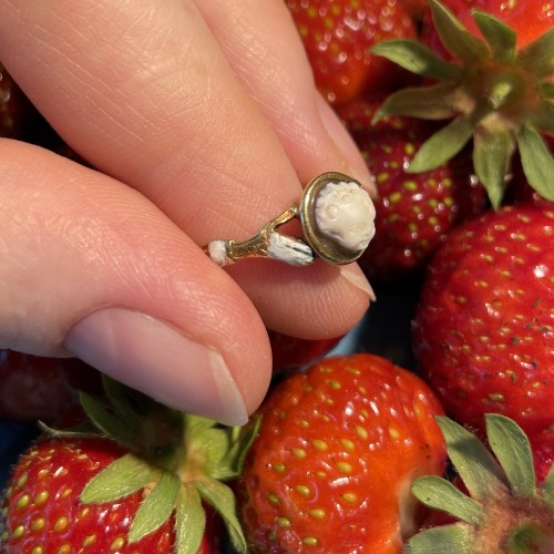 Bague en or et émail avec un camée Renaissance de Cupidon, Angleterre XVIIe siècle. - 