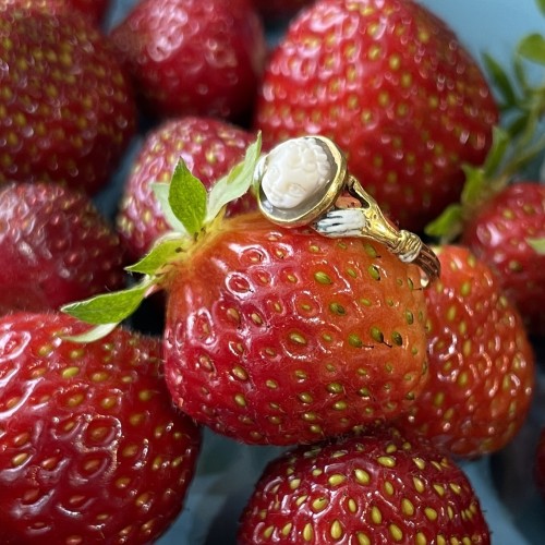  - Bague en or et émail avec un camée Renaissance de Cupidon, Angleterre XVIIe siècle.