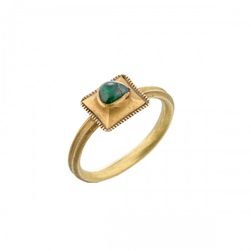 Medieval gold ring set with a cabochon emerald. European, 15th century.