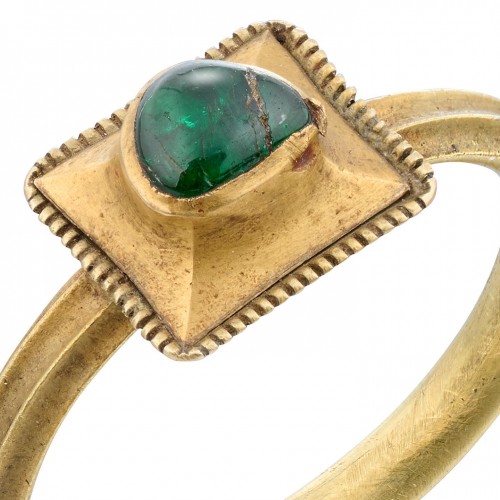 Medieval gold ring set with a cabochon emerald. European, 15th century. - Antique Jewellery Style 