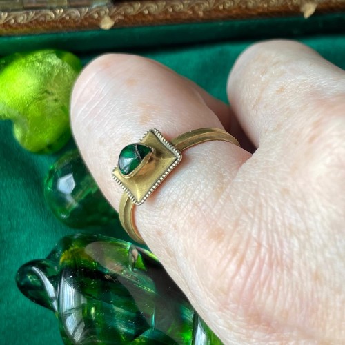 Medieval gold ring set with a cabochon emerald. European, 15th century. - 