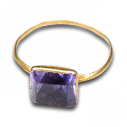 Delicate gold ring set with a table cut amethyst. English, 17th century - Antique Jewellery Style 