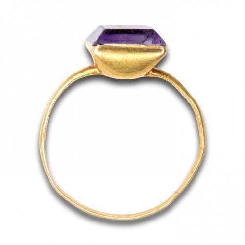 Antique Jewellery  - Delicate gold ring set with a table cut amethyst. English, 17th century