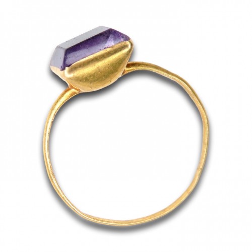Delicate gold ring set with a table cut amethyst. English, 17th century - 