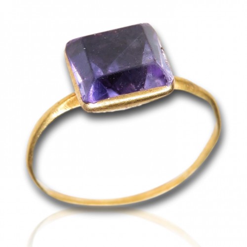 17th century - Delicate gold ring set with a table cut amethyst. English, 17th century
