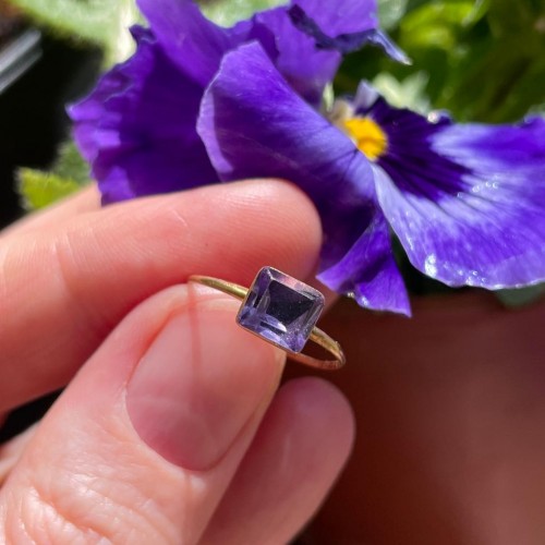 Delicate gold ring set with a table cut amethyst. English, 17th century - 