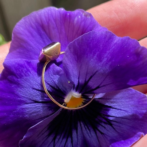  - Délicate bague en or sertie d'une améthyste taille table. Anglais, fin XVIIe siècle