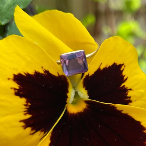 Antiquités - Delicate gold ring set with a table cut amethyst. English, 17th century