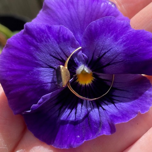 Antiquités - Delicate gold ring set with a table cut amethyst. English, 17th century