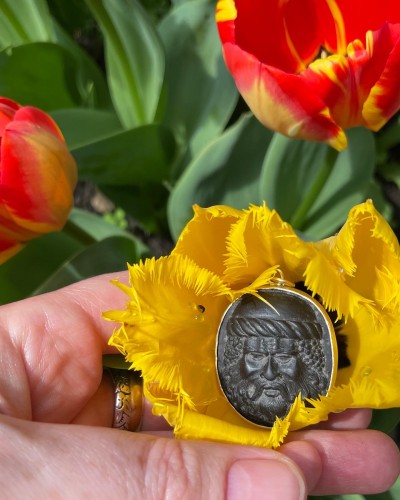 Gold pendant set with a lava cameo of Silenus, Italy early 19th century - 