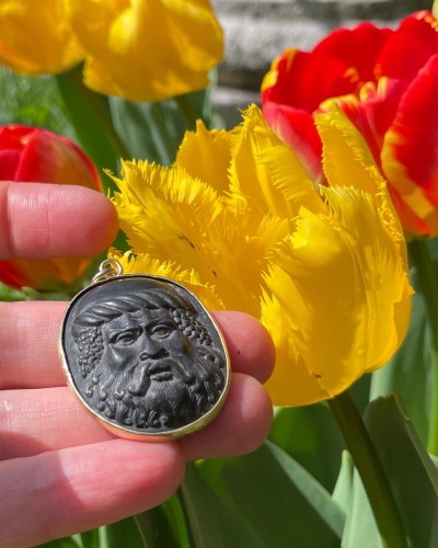 Antiquités - Gold pendant set with a lava cameo of Silenus, Italy early 19th century