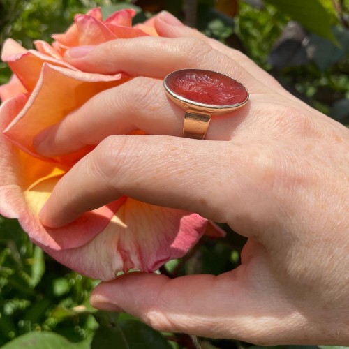 Antique Jewellery  - Gold ring with an intaglio of William Shakespear, England 19th century