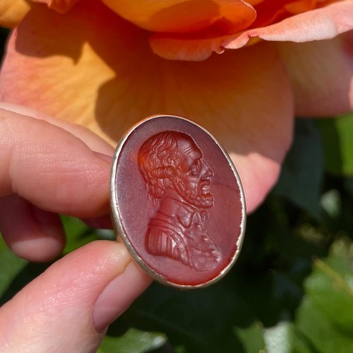 Gold ring with an intaglio of William Shakespear, England 19th century - 