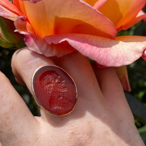 Gold ring with an intaglio of William Shakespear, England 19th century - 