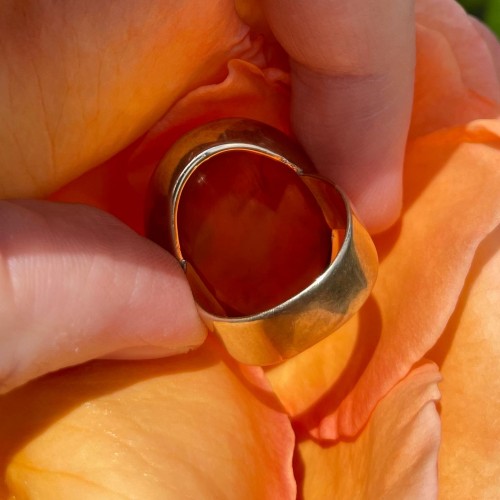 Antiquités - Gold ring with an intaglio of William Shakespear, England 19th century