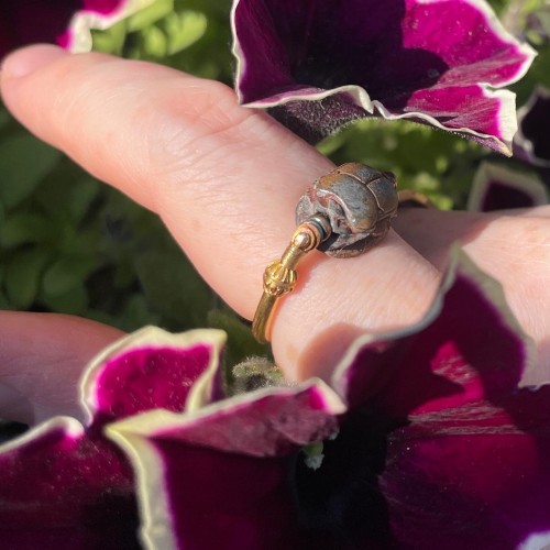 Bague en or néo-égyptienne sertie d'un ancien scarabée en faïence égyptienne - Bijouterie, Joaillerie Style 