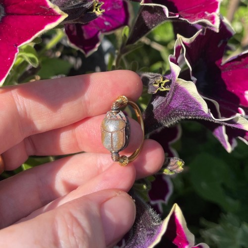 Bijouterie, Joaillerie  - Bague en or néo-égyptienne sertie d'un ancien scarabée en faïence égyptienne