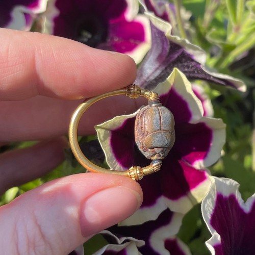 Egyptian revival gold ring set with an ancient Egyptian faience scarab - 