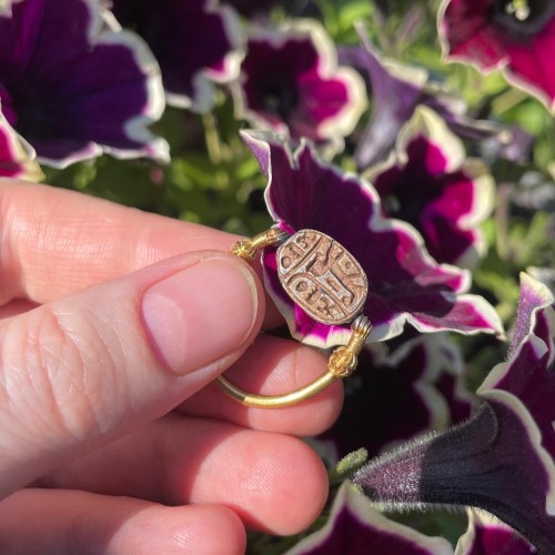 Bague en or néo-égyptienne sertie d'un ancien scarabée en faïence égyptienne - 