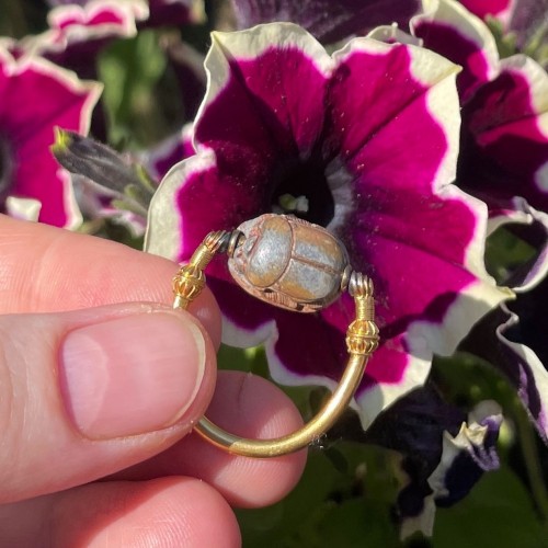 Antiquités - Egyptian revival gold ring set with an ancient Egyptian faience scarab