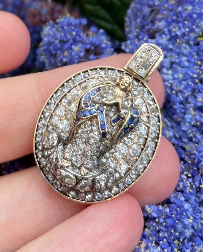 Bijouterie, Joaillerie  - Pendentif diamant & saphir représentant la Vierge de l'immaculée conception.