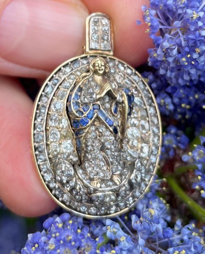 Antiquités - Pendentif diamant & saphir représentant la Vierge de l'immaculée conception.