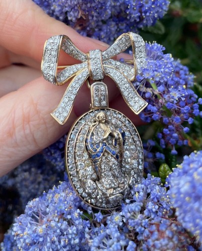 Antiquités - Diamond &amp; sapphire pendant representing the Virgin of the immaculate concep
