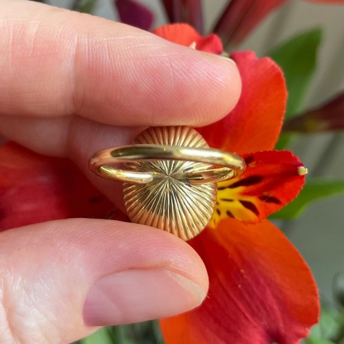 Gold ring set with an carnelian intaglio of a male portrait bust. - Antique Jewellery Style 