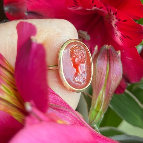 Antique Jewellery  - Gold ring set with an carnelian intaglio of a male portrait bust.