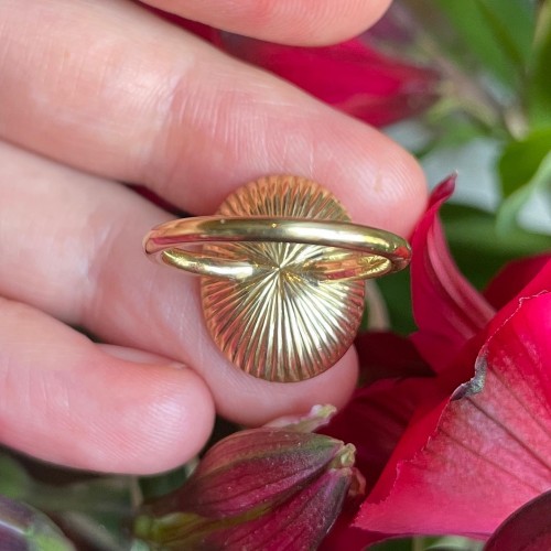 Gold ring set with an carnelian intaglio of a male portrait bust. - 