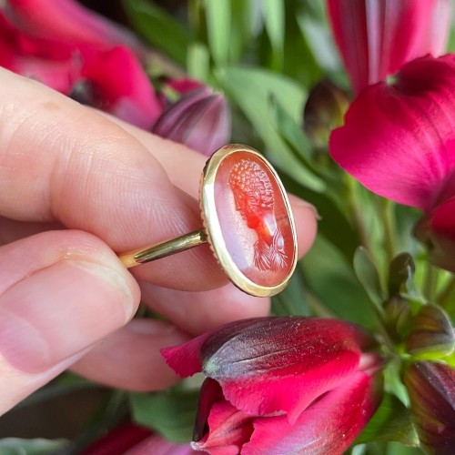 BC to 10th century - Gold ring set with an carnelian intaglio of a male portrait bust.