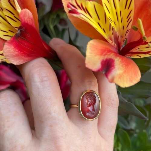 Gold ring set with an carnelian intaglio of a male portrait bust. - 