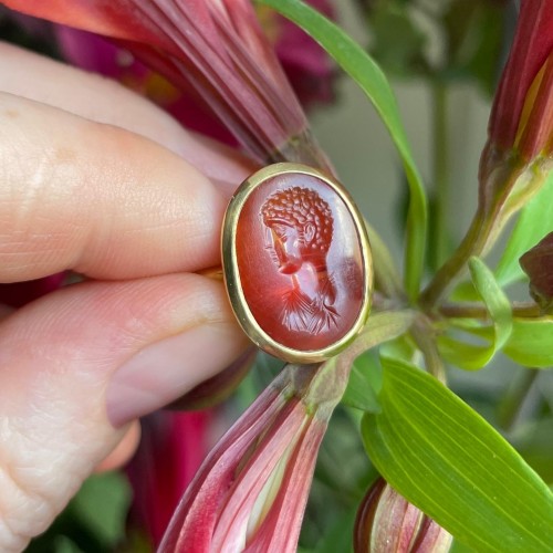 Antiquités - Bague en or sertie d'une intaille en cornaline d'un buste masculin.