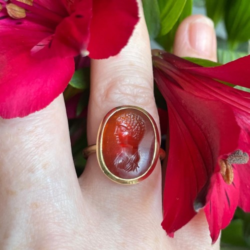 Antiquités - Gold ring set with an carnelian intaglio of a male portrait bust.