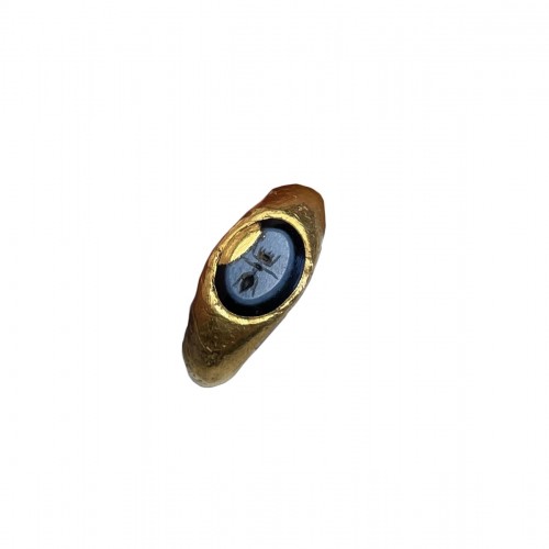 Ggold ring with a Nicolo intaglio of an ant with a classical repair