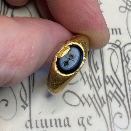 Ggold ring with a Nicolo intaglio of an ant with a classical repair - Antique Jewellery Style 
