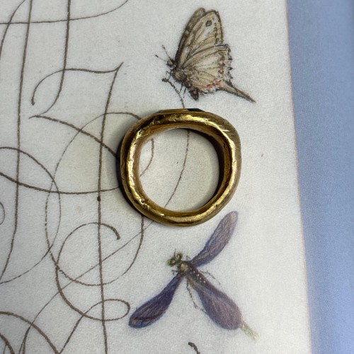Antique Jewellery  - Ggold ring with a Nicolo intaglio of an ant with a classical repair