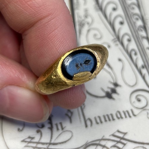 Ggold ring with a Nicolo intaglio of an ant with a classical repair - 