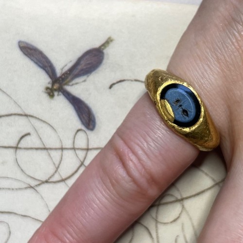 BC to 10th century - Ggold ring with a Nicolo intaglio of an ant with a classical repair