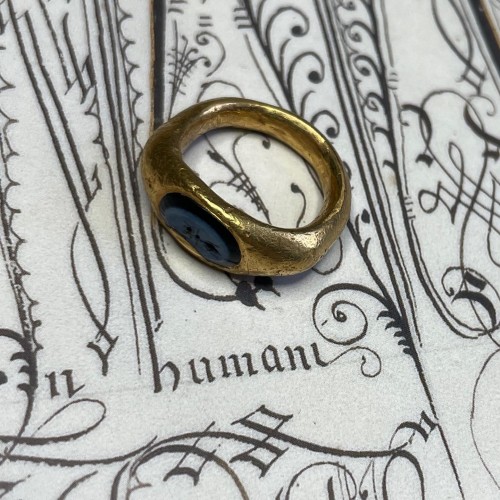 Ggold ring with a Nicolo intaglio of an ant with a classical repair - 