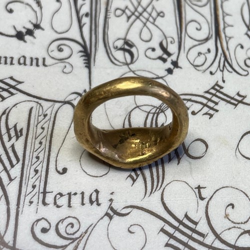  - Ggold ring with a Nicolo intaglio of an ant with a classical repair