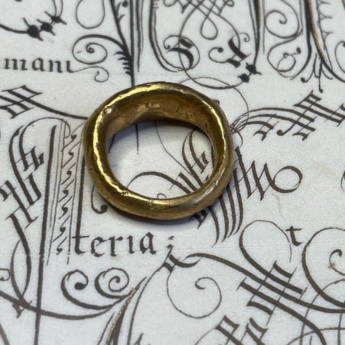 Antiquités - Ggold ring with a Nicolo intaglio of an ant with a classical repair