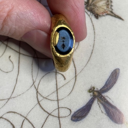 Antiquités - Ggold ring with a Nicolo intaglio of an ant with a classical repair